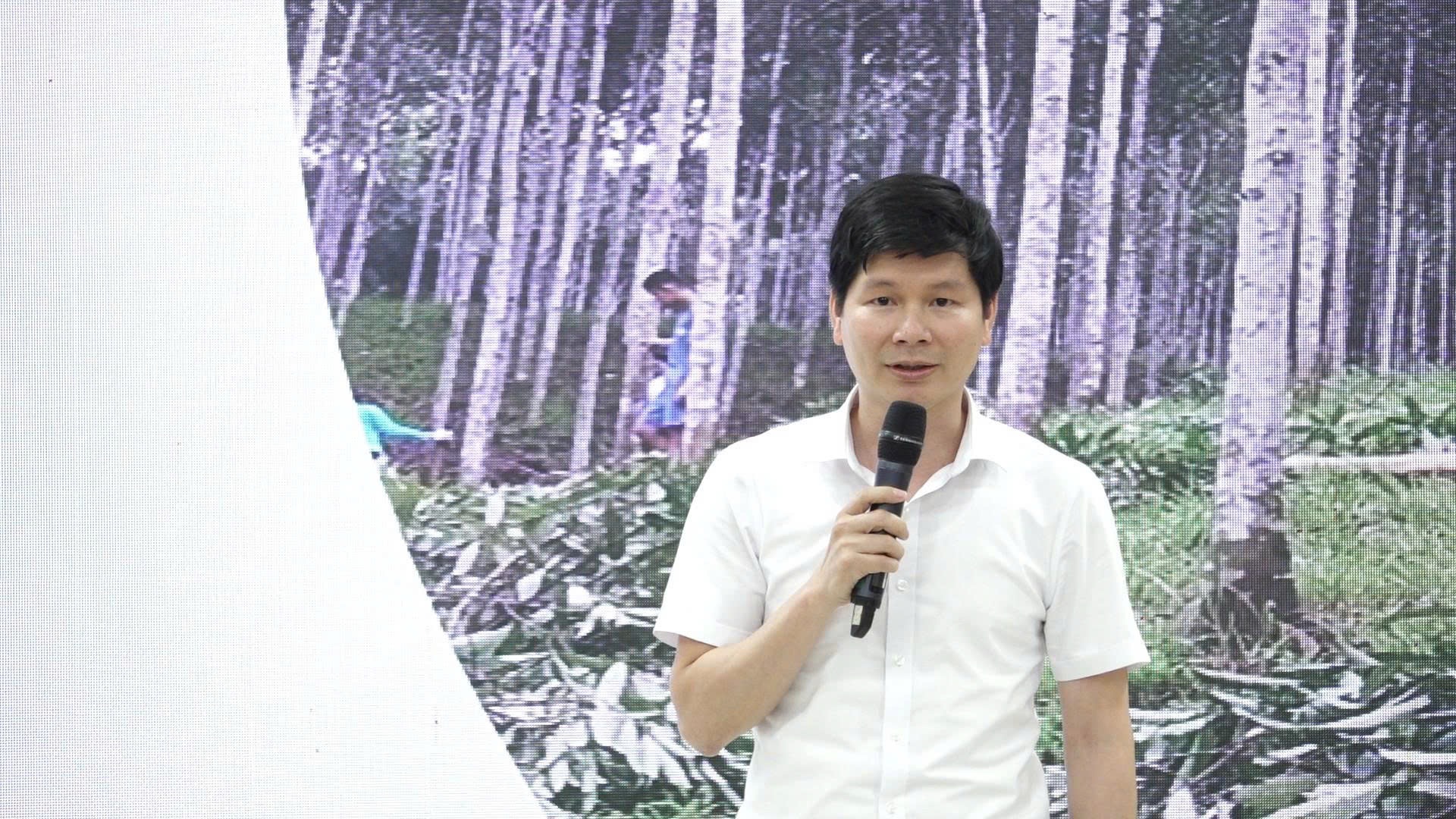 A delegate speaking at the conference on resolving difficulties for the cinnamon industry