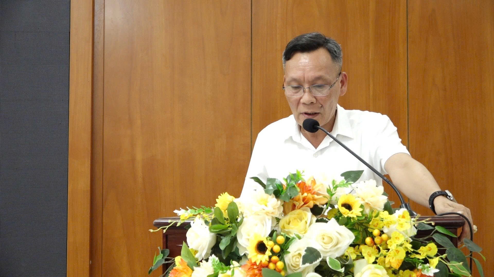 Lao Cai Cooperative Alliance representative giving opinions