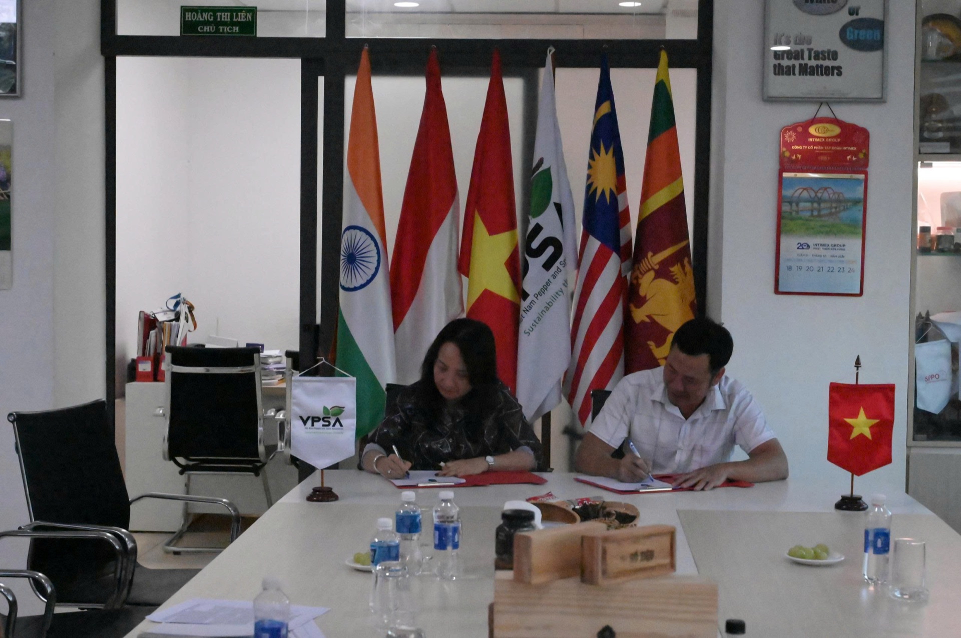Representatives of both sides signing the cooperation agreement