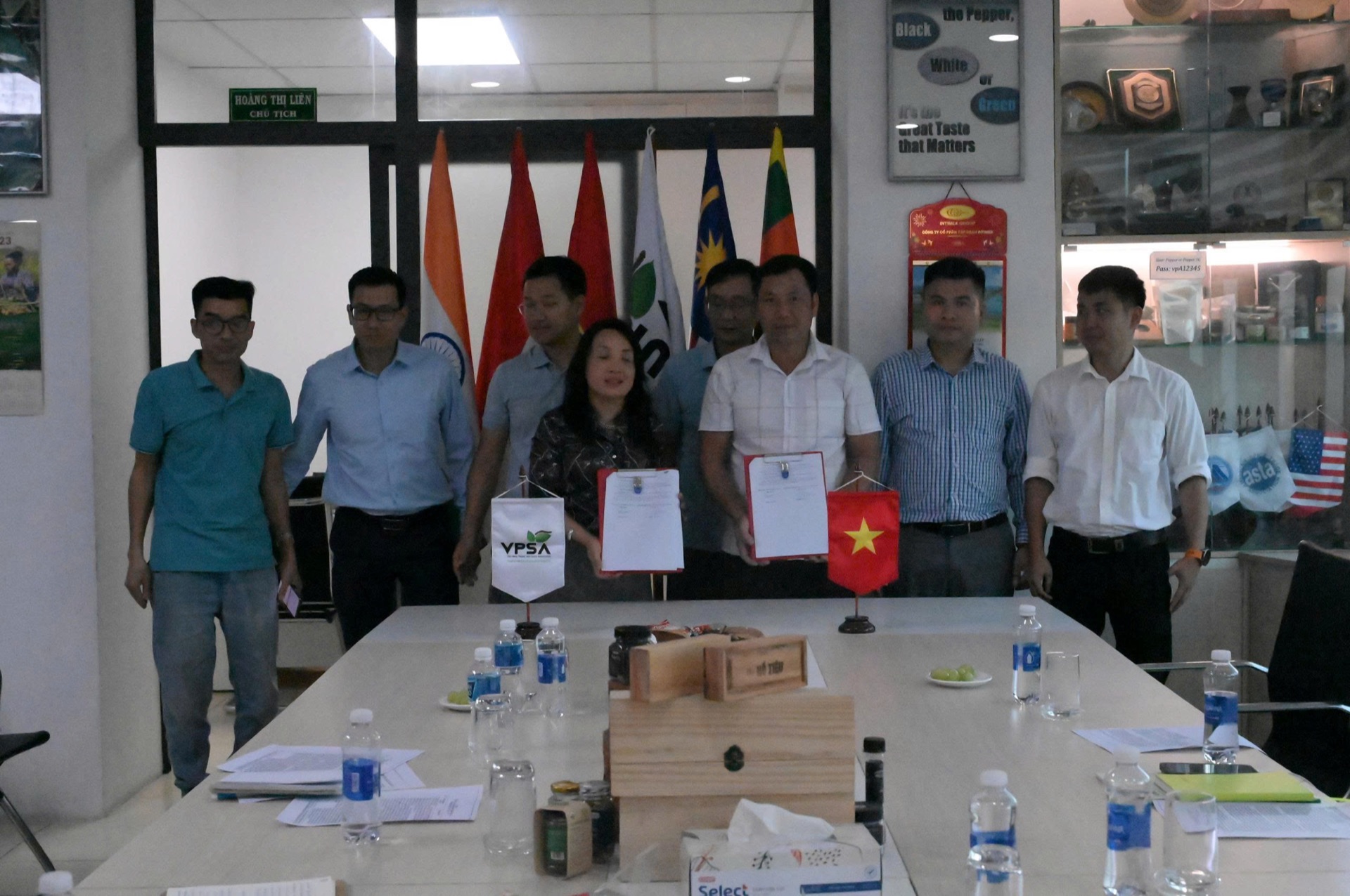 Exchanging the signed cooperation agreement
