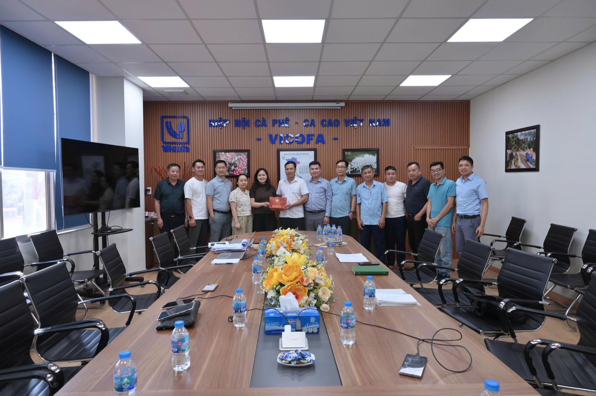 Presenting a commemorative gift at the VICOFA office