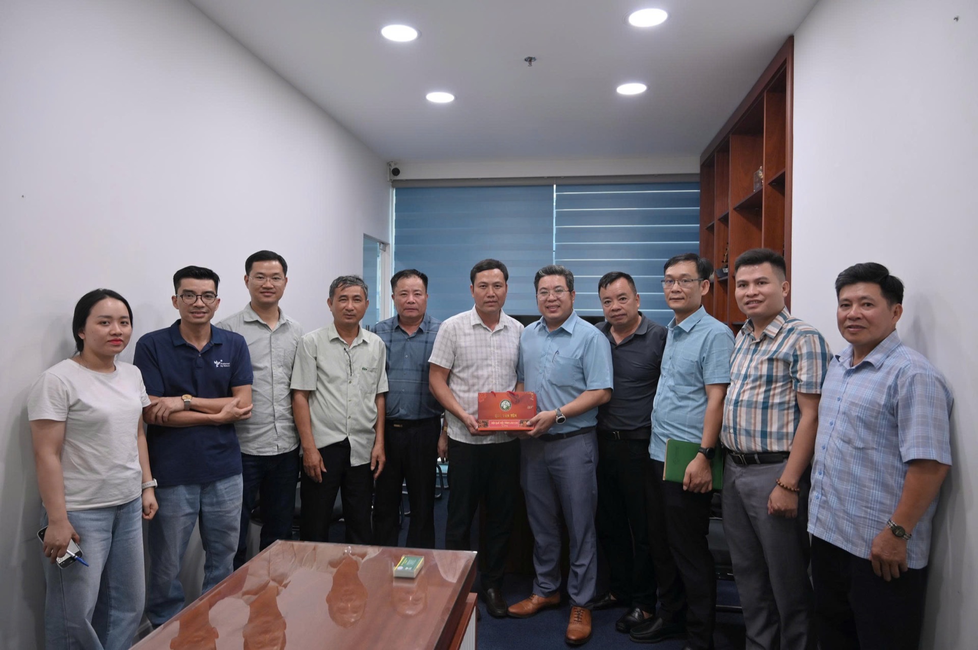 Presenting a commemorative gift to a partner in Ho Chi Minh City